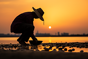 海边赶海落日清晨摄影图