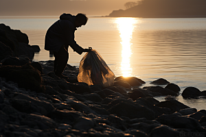 海边赶海夕阳礁石摄影图