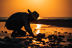 海边赶海落日夕阳摄影图
