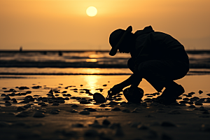 海边赶海夕阳滩涂摄影图