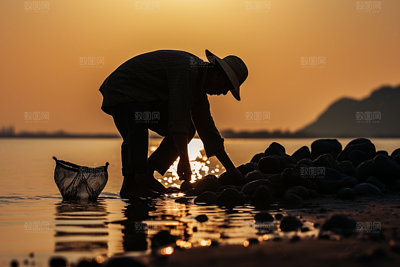 海边赶海夕阳渔获摄影图
