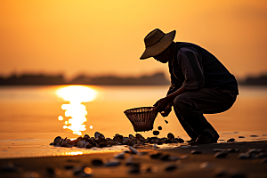 海边赶海渔获余晖摄影图