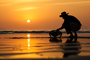 海边赶海海货夕阳摄影图