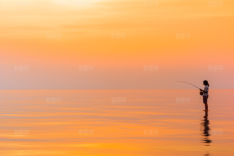 海边赶海渔获夕阳摄影图