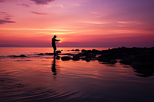 海边赶海夕阳黎明摄影图