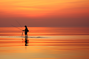 海边赶海夕阳滩涂摄影图