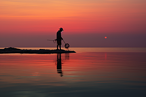 海边赶海渔获余晖摄影图