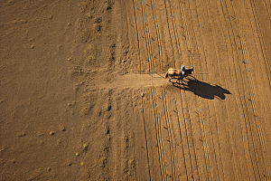 航拍田野耕作农业机械化摄影图