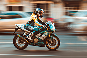 机车人物骑行摩托车摄影图