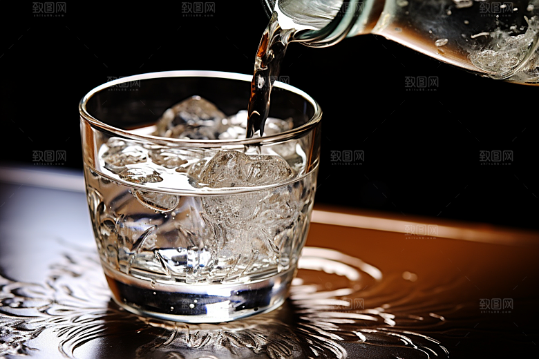 美酒畅饮高清摄影图