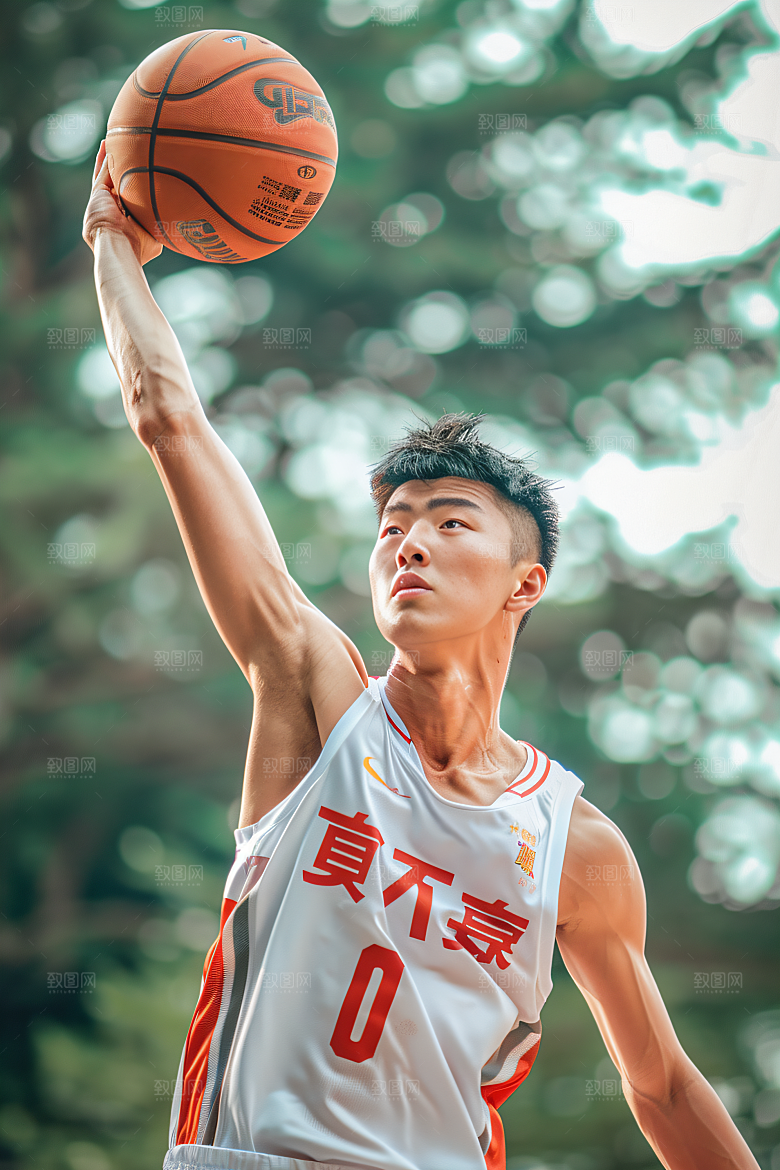 打篮球的人阳光扣篮摄影图