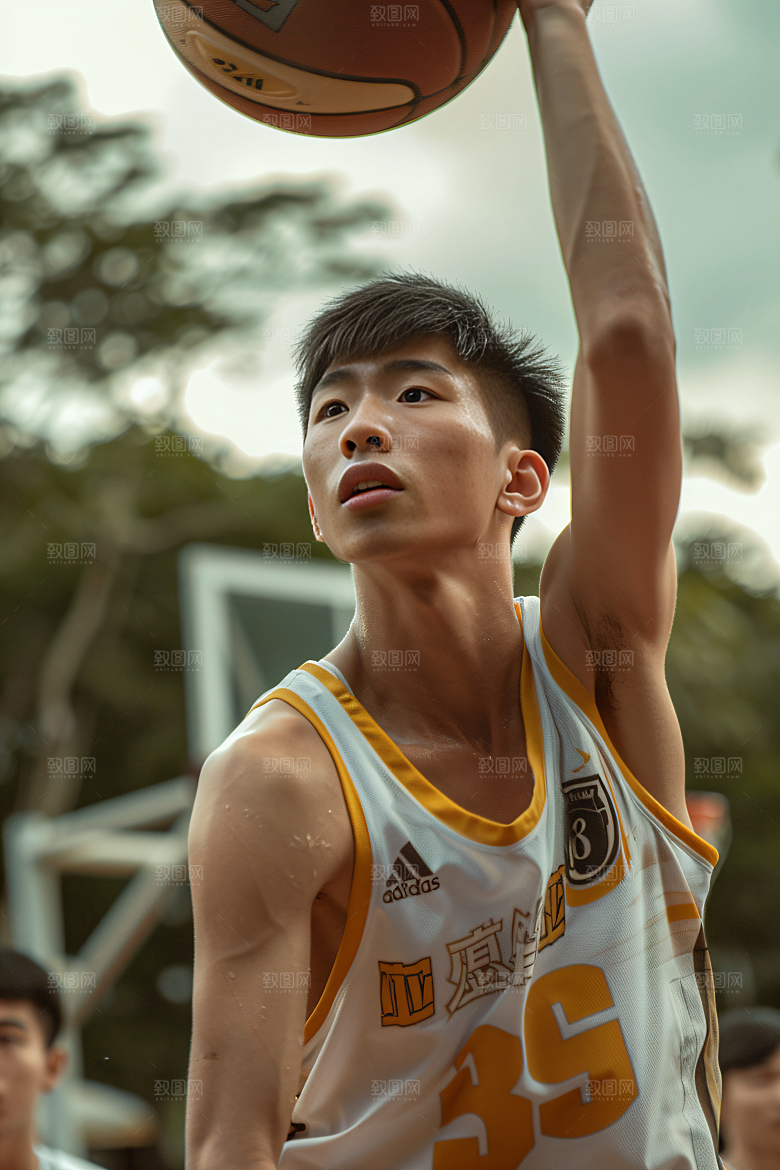 打篮球的人阳光锻炼摄影图