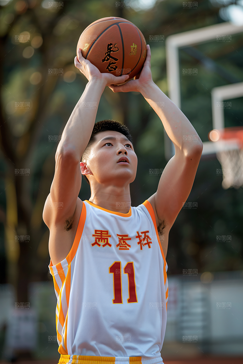 打篮球的人阳光灌篮摄影图