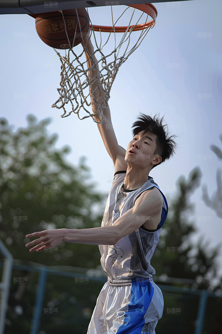 打篮球的人锻炼灌篮摄影图