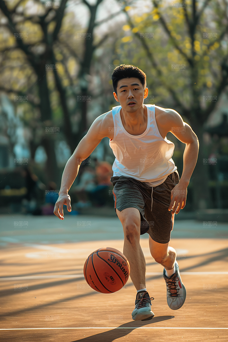 打篮球的人阳光灌篮摄影图