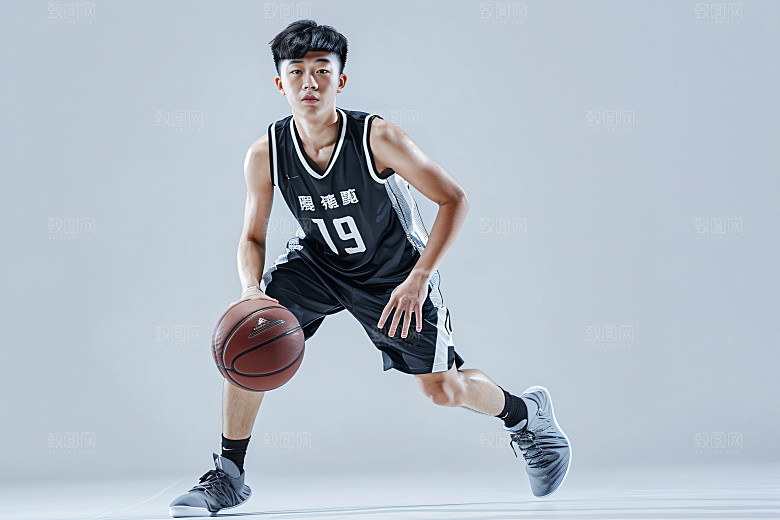 打篮球的人肖像阳光摄影图