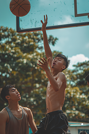 打篮球的人阳光扣篮摄影图