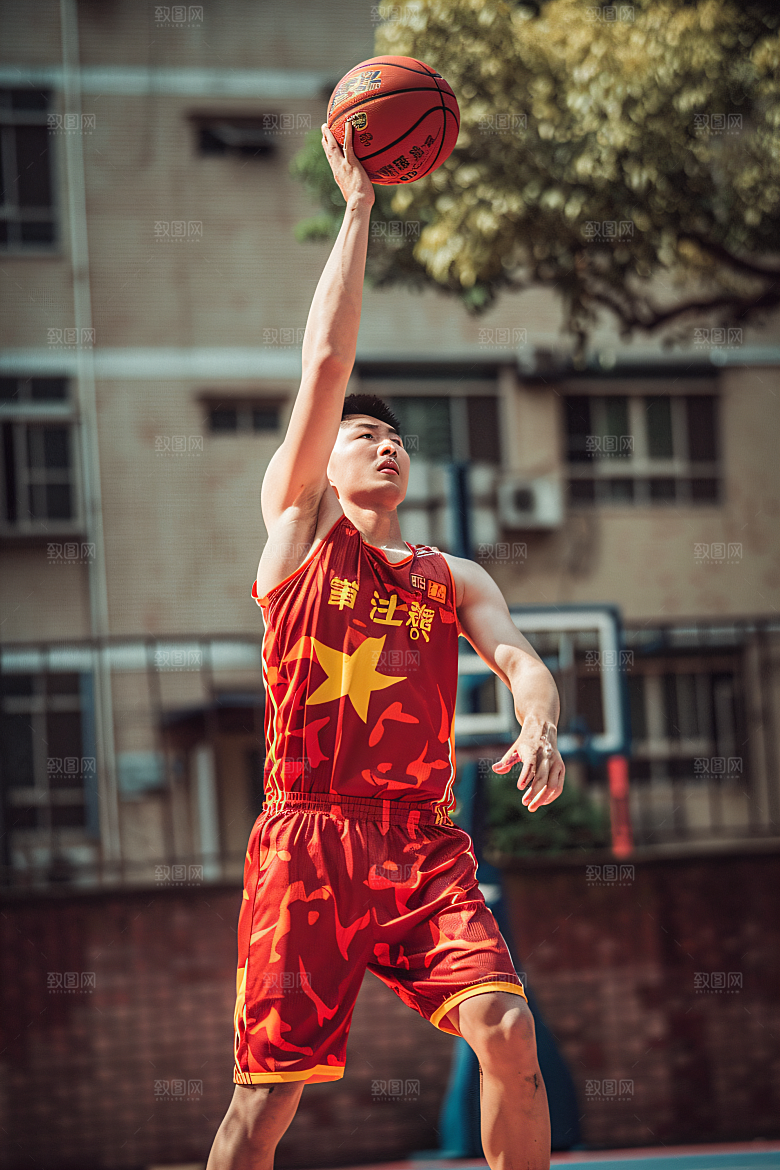 打篮球的人扣篮动感摄影图