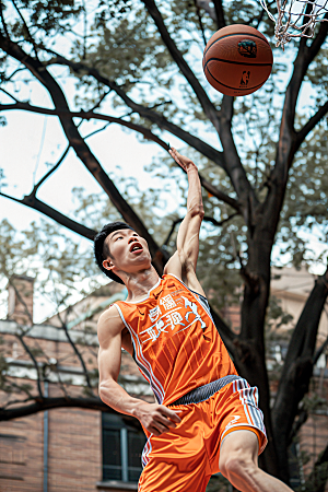 打篮球的人灌篮高清摄影图