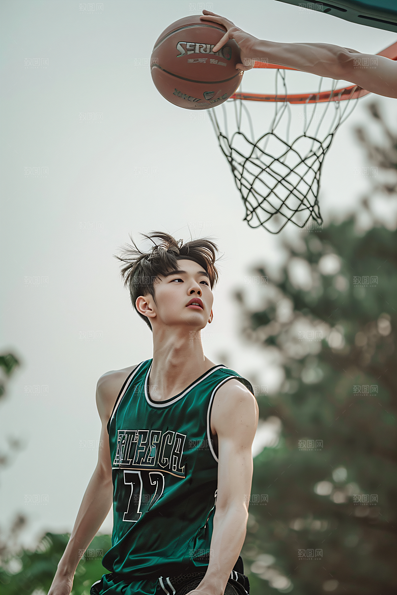 打篮球的人运动阳光摄影图