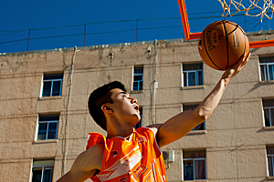 打篮球的人投篮运动摄影图