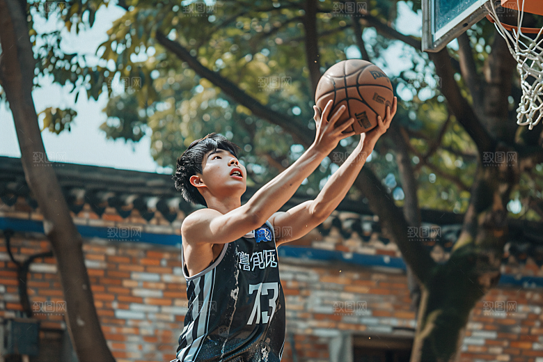 打篮球的人体育人物摄影图
