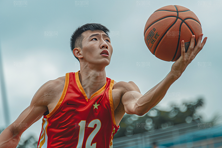 打篮球的人体育阳光摄影图