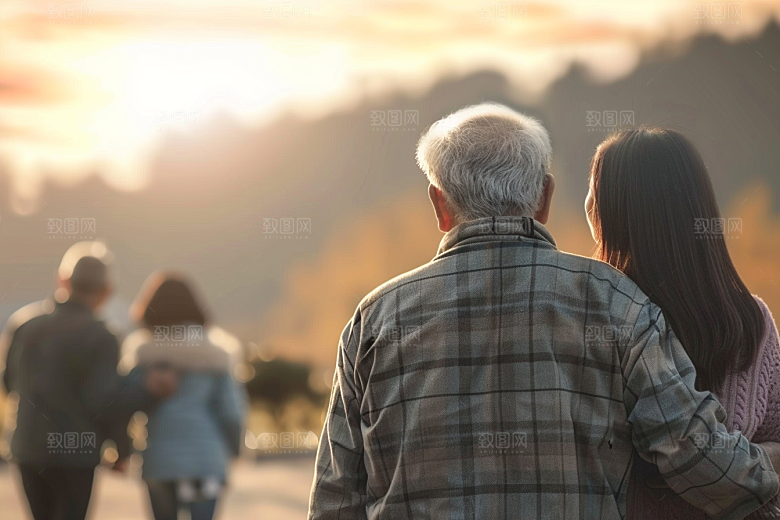 老人目送孩子离家温暖夕阳红摄影图
