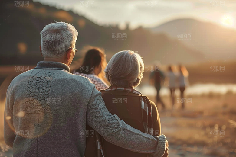 老人目送孩子离家远行高清摄影图