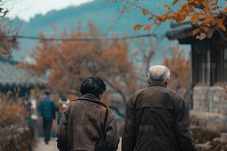 老人目送孩子离家夕阳红留守老人摄影图