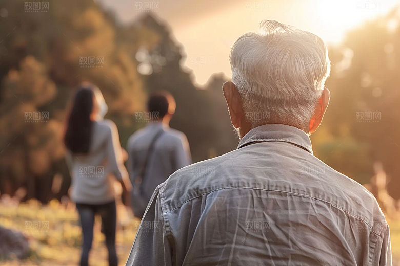老人目送孩子离家家人留守老人摄影图