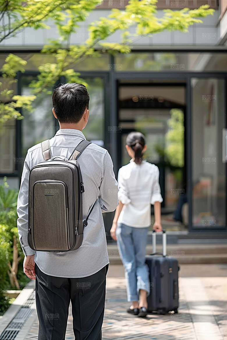老人目送孩子离家留守老人暖色摄影图