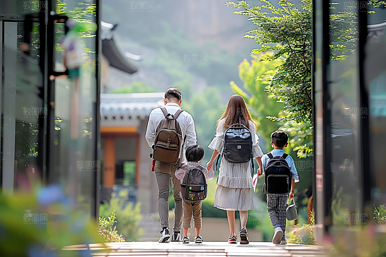 老人目送孩子离家留守老人亲情摄影图