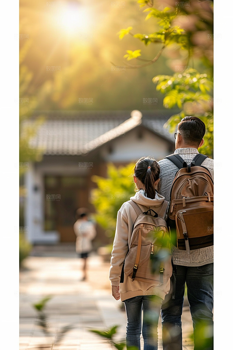 老人目送孩子离家高清家庭摄影图