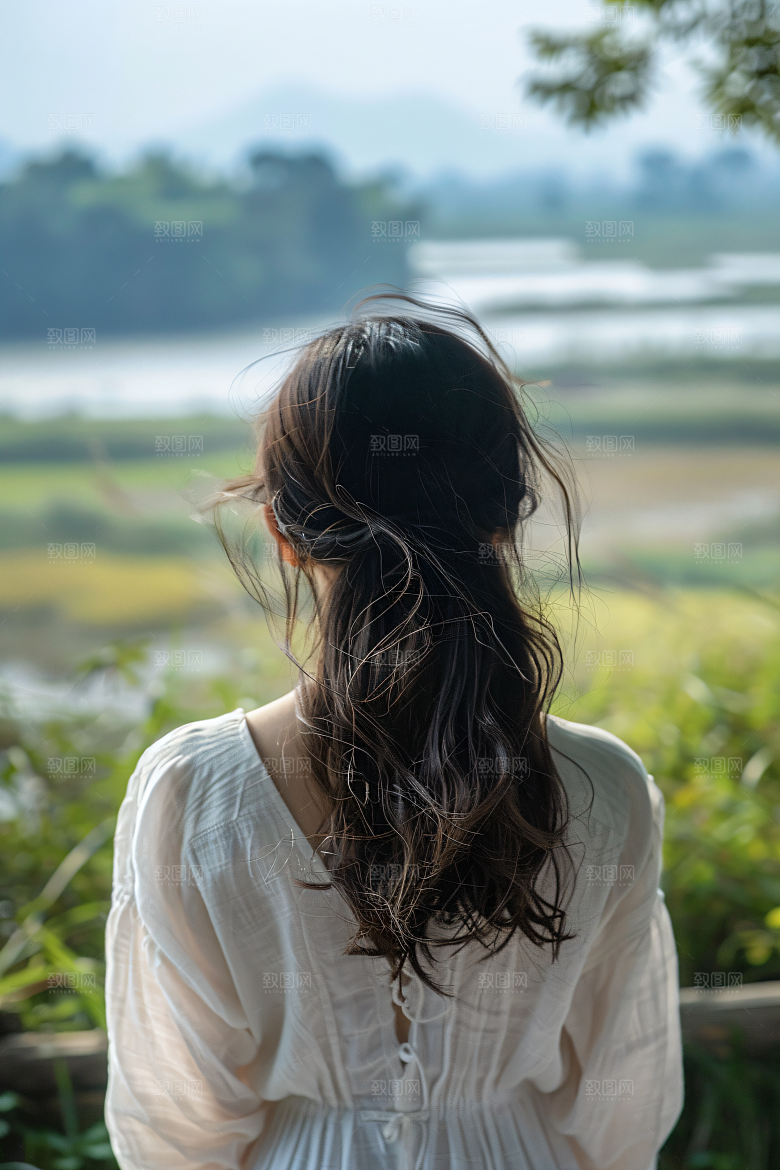 女生旅游背影高清自然素材