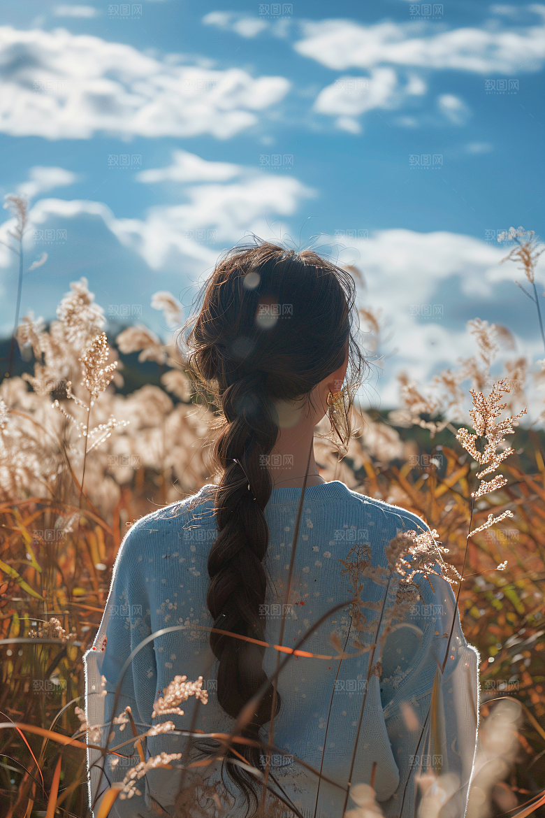 女生旅游背影高清自然素材