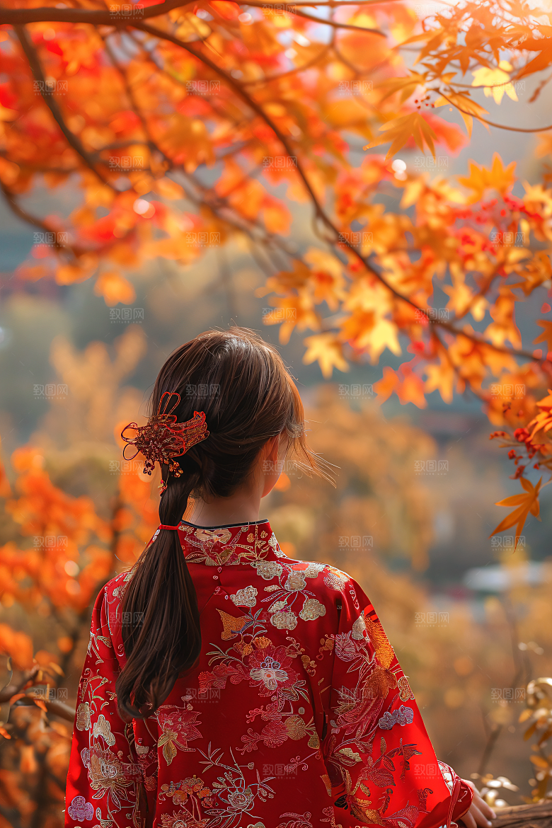 女生旅游背影自然旅游素材