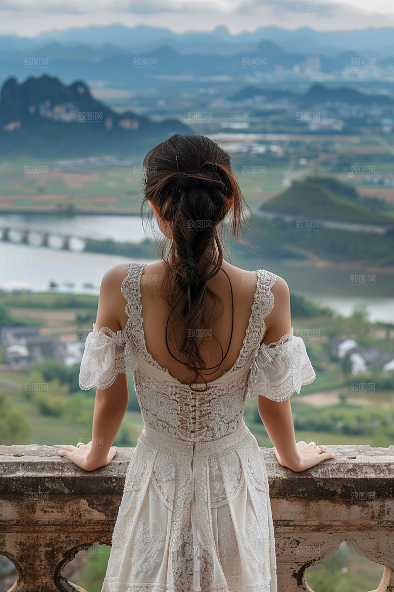 女生旅行背影自然探险摄影图