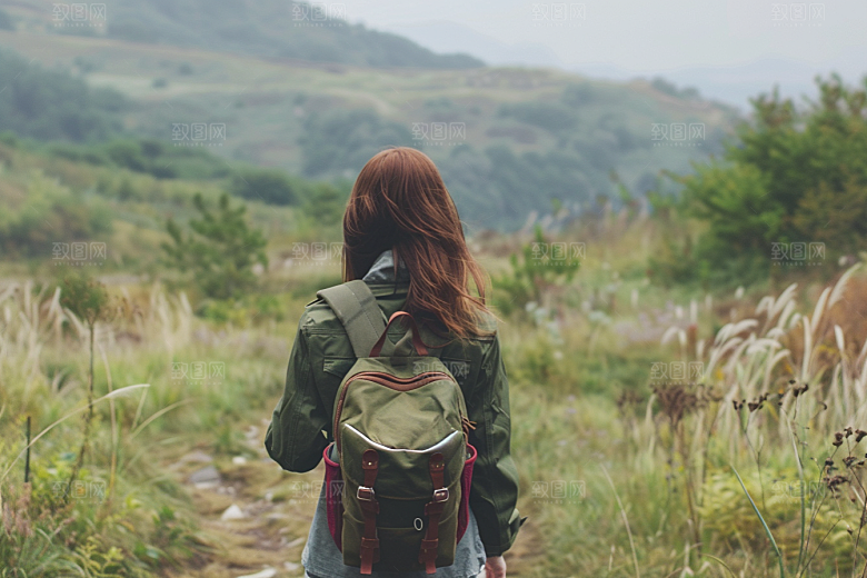 女生旅行背影自然旅游摄影图