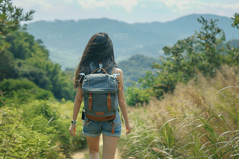 女生旅行背影辽阔徒步摄影图