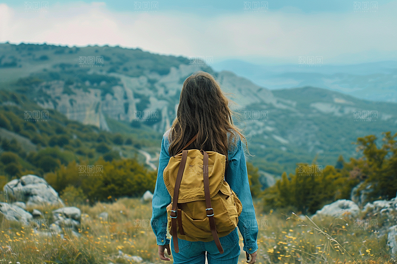 女生旅行背影探险户外摄影图