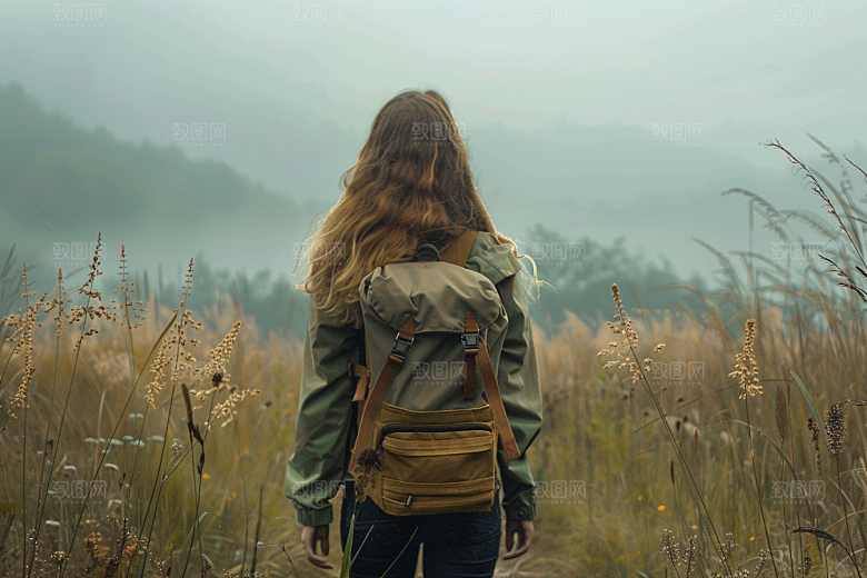 女生旅行背影徒步旅游摄影图
