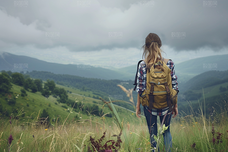 女生旅行背影探险徒步摄影图