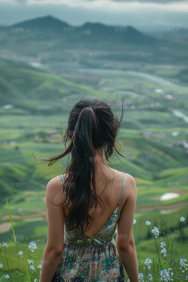 女生旅行背影户外徒步摄影图