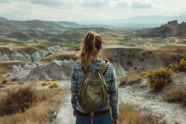 女生旅行背影人物户外摄影图