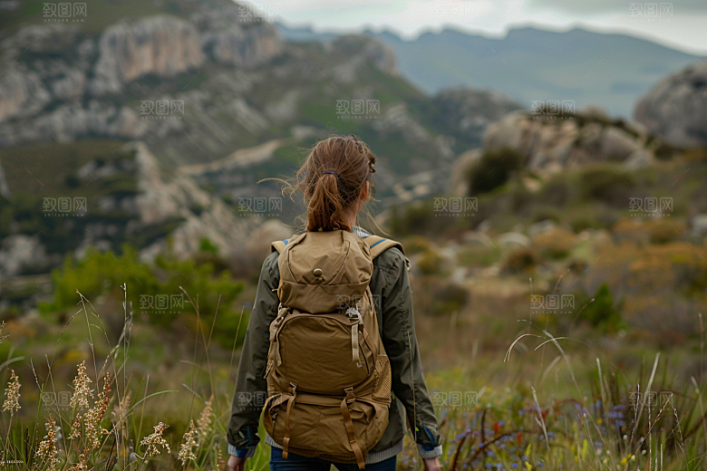 女生旅行背影旅游徒步摄影图