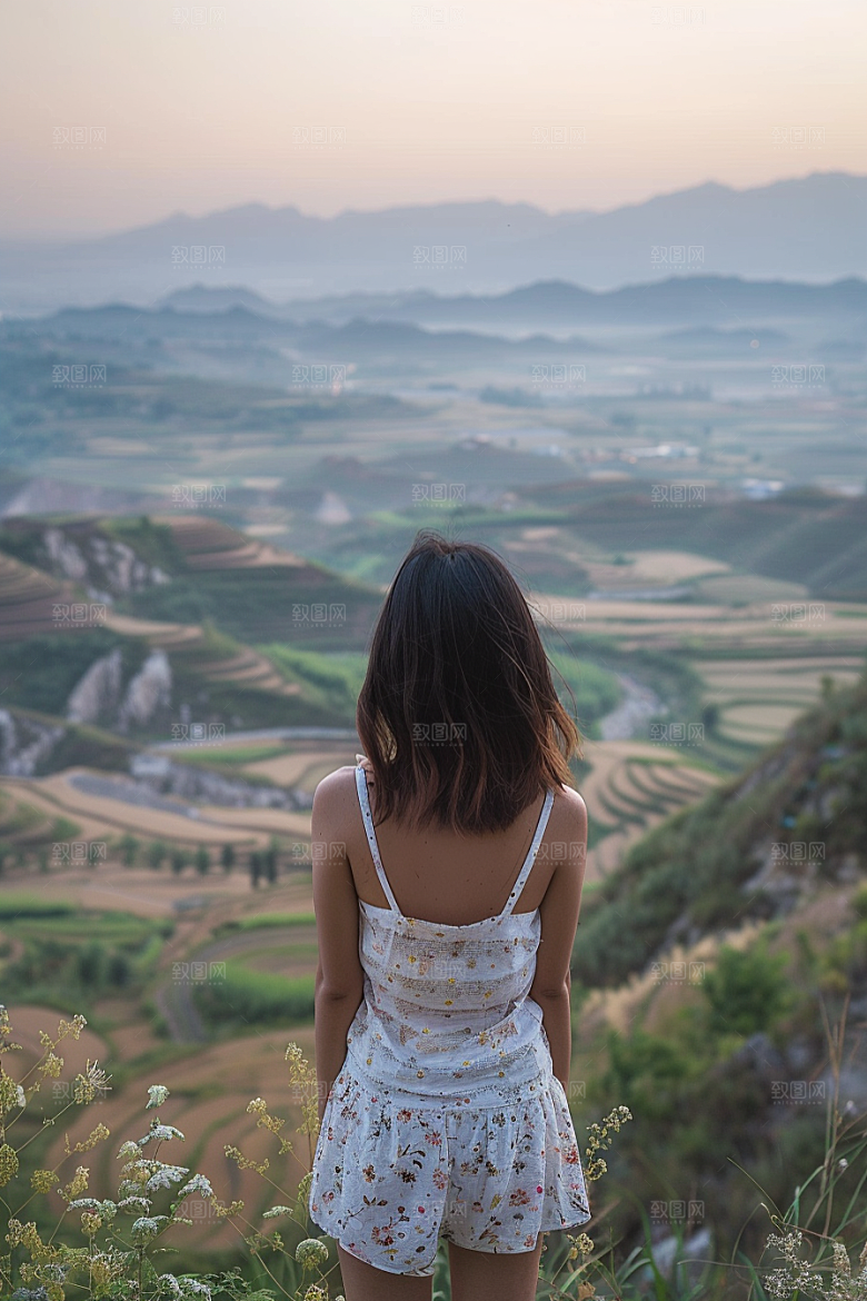 女生旅行背影自然徒步摄影图