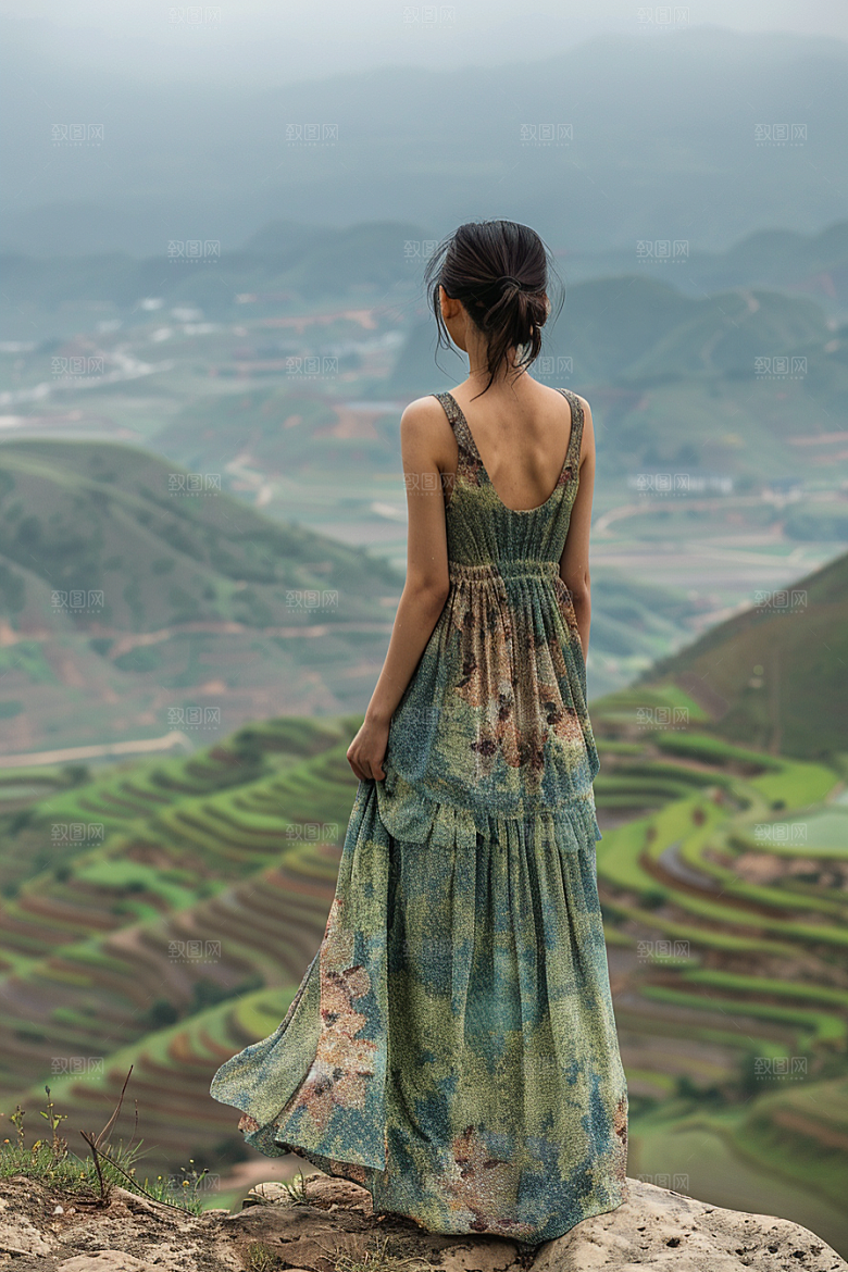 女生旅行背影徒步自然摄影图