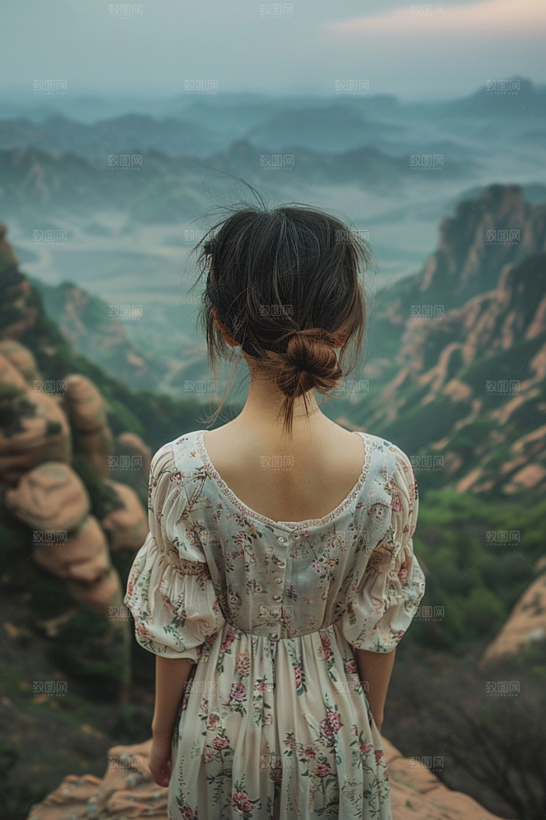 女生旅行背影唯美辽阔摄影图