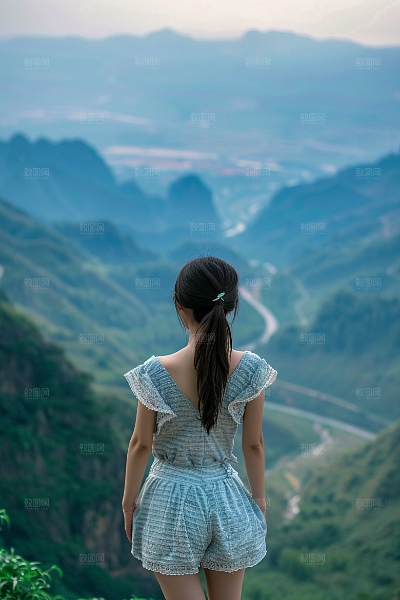 女生旅行背影唯美户外摄影图